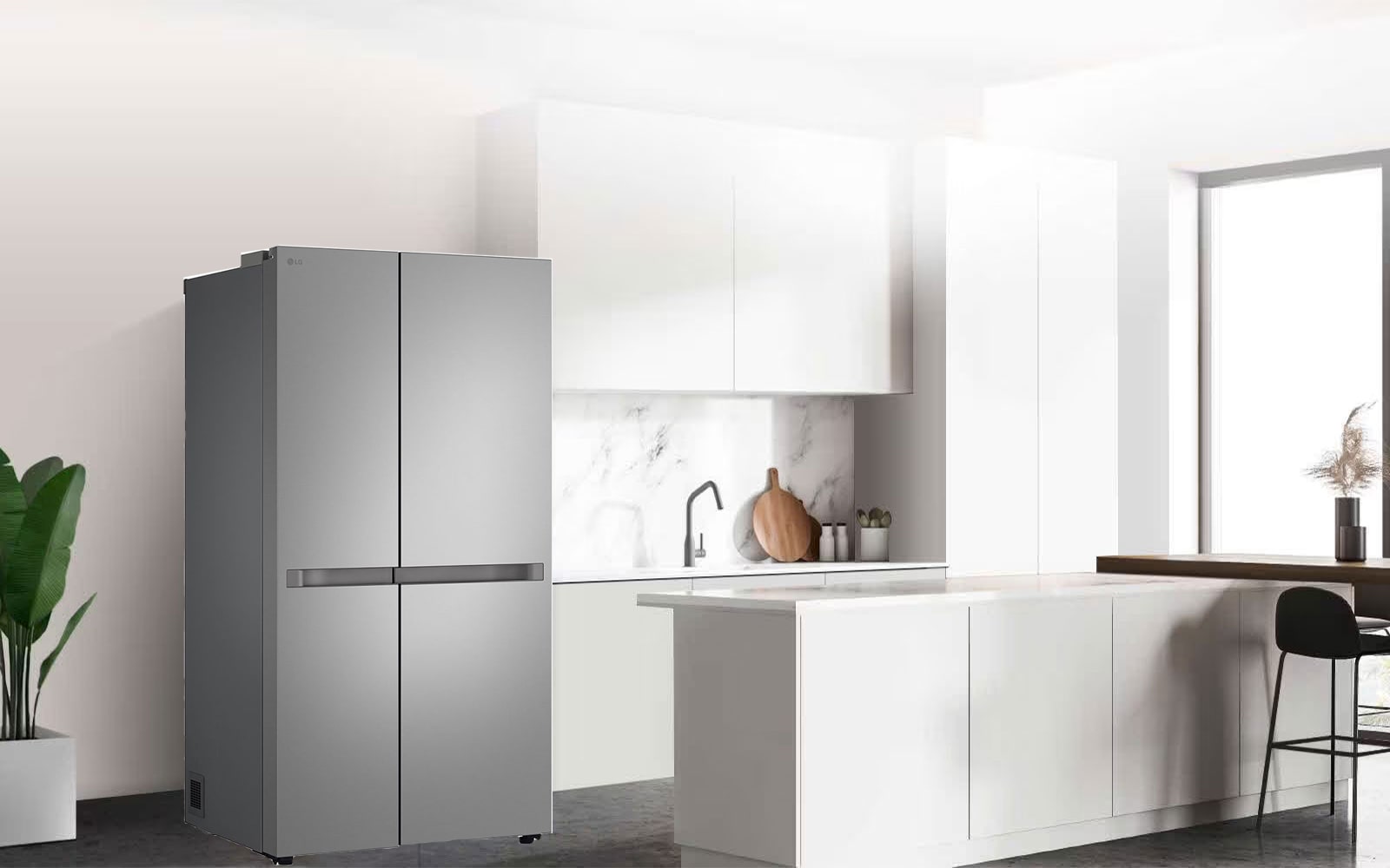 Pogled sa strane na kuhinju sa instaliranim Side-by-Side frižiderom