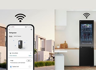 Podeljena slika pametnog telefona koji koristi aplikaciju LG ThinQ na ulici i LG InstaView frižider sa zamrzivačem sa donjim zamrzivačem u kuhinji koji su međusobno povezani Wi-Fi.