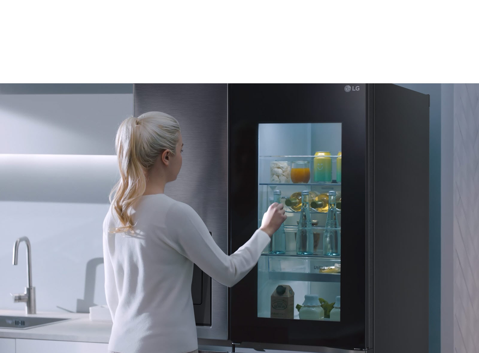 Na snimku se vidi kako žena prilazi svom InstaView frižideru i kuca dvaput. Unutrašnjost svetli i ona može da vidi sadržaj svog frižidera bez otvaranja vrata. Pogled se uvećava da bi se fokusirao na piće na vratima, a zatim umanji da vidi ženu otpozadi dok otvara vrata i uzima piće.