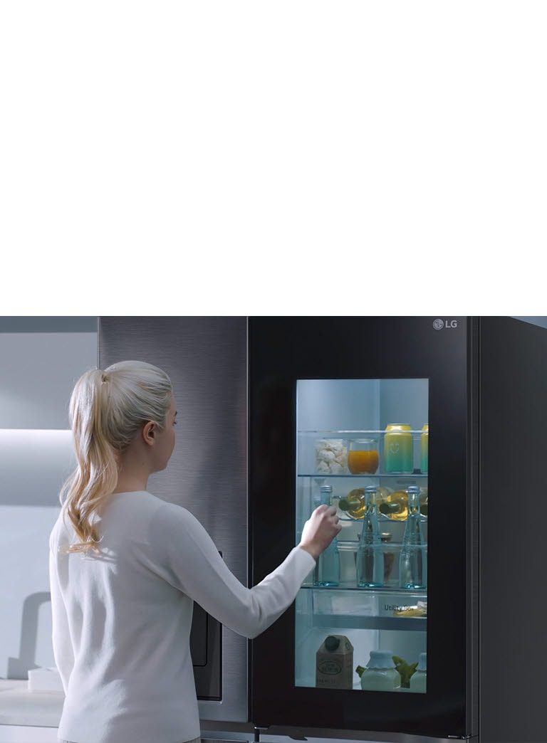 Na snimku se vidi kako žena prilazi svom InstaView frižideru i kuca dvaput. Unutrašnjost svetli i ona može da vidi sadržaj svog frižidera bez otvaranja vrata. Pogled se uvećava da bi se fokusirao na piće na vratima, a zatim umanji da vidi ženu otpozadi dok otvara vrata i uzima piće.