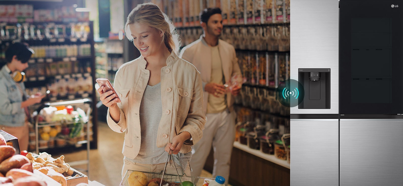 Slika levo prikazuje ženu u prodavnici koja gleda u svoj telefon.  Slika desno prikazuje frižider sa prednje strane. U sredini slika je ikona koja pokazuje vezu između telefona i frižidera.
