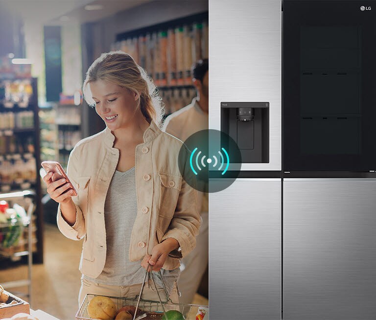 Slika levo prikazuje ženu u prodavnici koja gleda u svoj telefon.  Slika desno prikazuje frižider sa prednje strane. U sredini slika je ikona koja pokazuje vezu između telefona i frižidera.