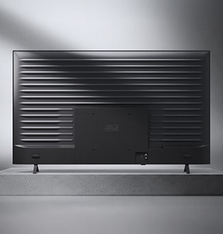 LG NANO 4K UHD AI NU85 s Linear Flow dizajnom predstavljen je iz više uglova, sa zadnjim panelom prikazanim na vrhu, scenom dnevne sobe s montiranjem na zid u donjem levom uglu i krupnim planom rebraste metalne pozadine u donjem desnom uglu.