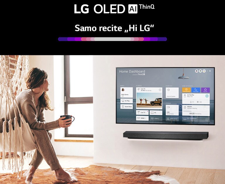 Žena sedi na stolici u dnevnoj sobi sa kontrolnom tablom na TV ekranu