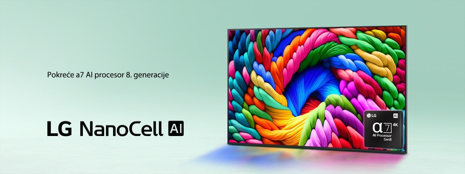 LG NanoCell TV je blago nagnut i okrenut nalevo, a prikazuje šarene niti. Logotip alpha 7 AI procesora 8. generacije je u donjem desnom uglu televizora. Pozadina je svetlotirkizni gradijent. Logotip LG NanoCell AI nalazi se u donjem levom uglu. Vidljiv je i tekst „Pokreće alpha 7 AI procesor 8. generacije”.
