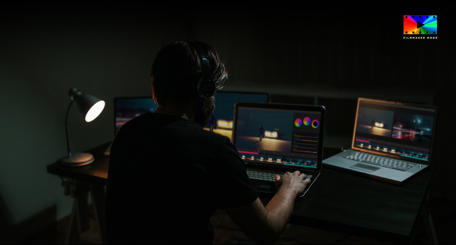 Slika uređivača filma koji obavlja mastering filma.