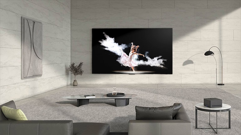 Video započinje prikazom modela LG OLED M3 na zidu sobe sa gomilom kablova i uređaja priključenih na televizor. Plava linija se kreće po ekranu, kablovi i uređaji nestaju, a zatim se uređaj Zero Connect Box pojavljuje na stočiću. Slika potamni i prikazuje samo televizor i uređaj, ističući njihovu lokaciju. Uređaj i televizor se premeštaju na još dva mesta u prostoriji i svaki put slika potamni da bi se istakle njihove lokacije. 