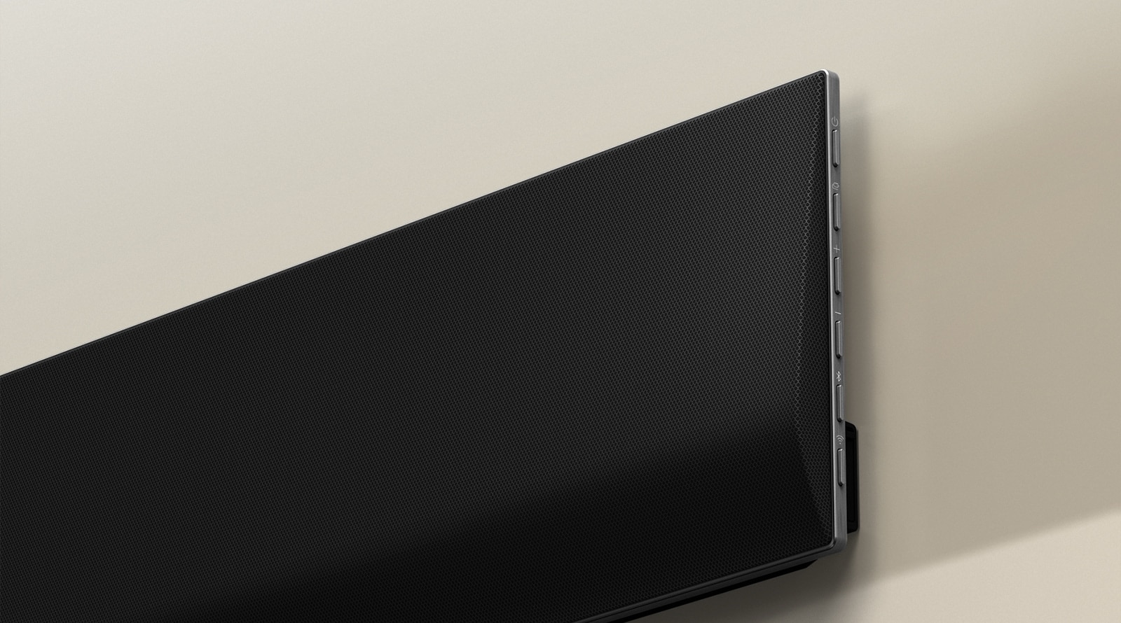 Krupni plan LG soundbar zvučnika smeštenog uza zid.