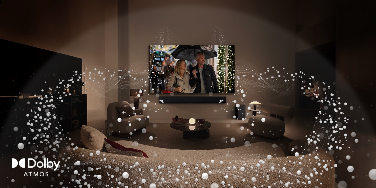 Udoban, slabo osvetljen životni prostor, LG OLED TV sa parom koji koristi kišobran i svetli krugovi širom prostorije. Logotip Dolby Atmos u donjem levom uglu.