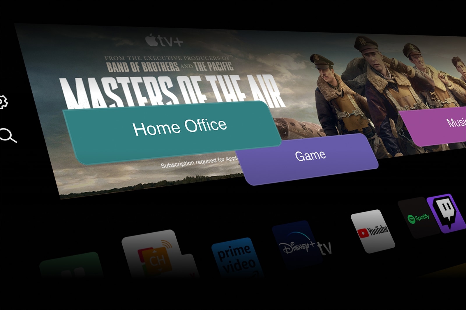 LG OLED TV na kojem se vidi dugmad Home Office, Igre i Muzika preko banera za seriju „Masters of the Air” udaljava se kako bi se video TV montiran na zidu dnevne sobe. Sledeći logoi se prikazuju na TV ekranu na slici: LG Channels, Netflix, Prime Video, Disney TV, Apple TV, YouTube, Spotify, Twitch, GeForce Now i Udemy.
