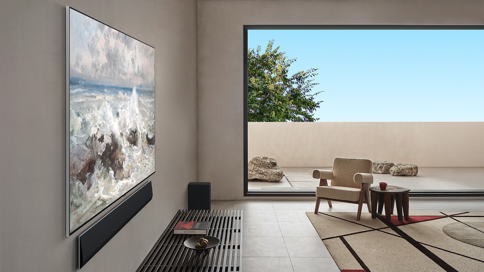 U živopisnoj dnevnoj sobi na zidu je LG OLED TV sa Soundbar-om. Perspektiva je pod uglom i prikazuje izuzetno tanak okvir televizora naspram zida. 