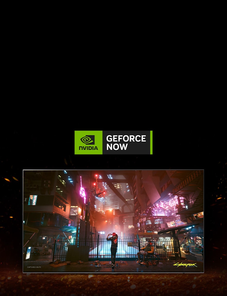 Plamenovi se rasplamsavaju oko televizora, a na ekranu se prikazuje igra Cyberpunk. Pri vrhu televizora nalazi se logotip Geforce now.