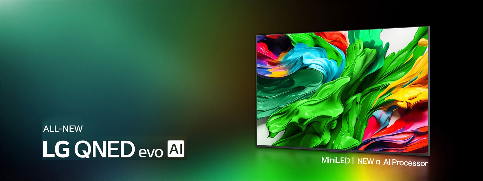 LG QNED TV je blago nagnut nalevo i prikazuje šarene teksture poput boja koje se spajaju u crvenoj, žutoj, zelenoj, plavoj i ljubičastoj nijansi. Iza televizora je alpha 8 AI procesor 2. generacije koji emituje narandžasto i ružičasto svetlo. Logotip LG QNED evo AI nalazi se u donjem levom uglu. Pozadina je šareni zeleni gradijent. Vidljiv je i tekst „Pokreće alpha 8 AI procesor 2. generacije”.