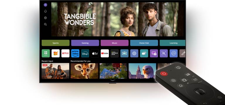 LG AI Magic Remote u upotrebi. Ceo scenario pokazuje koliko je AI Magic Remote lak i praktičan. Vidi se LG webOS početna stranica, a zatim se pojavljuje kursor i dolazi do klika na određenu sličicu. Ona ispunjava ekran. Dugme AI na daljinskom upravljaču je tada istaknuto. 