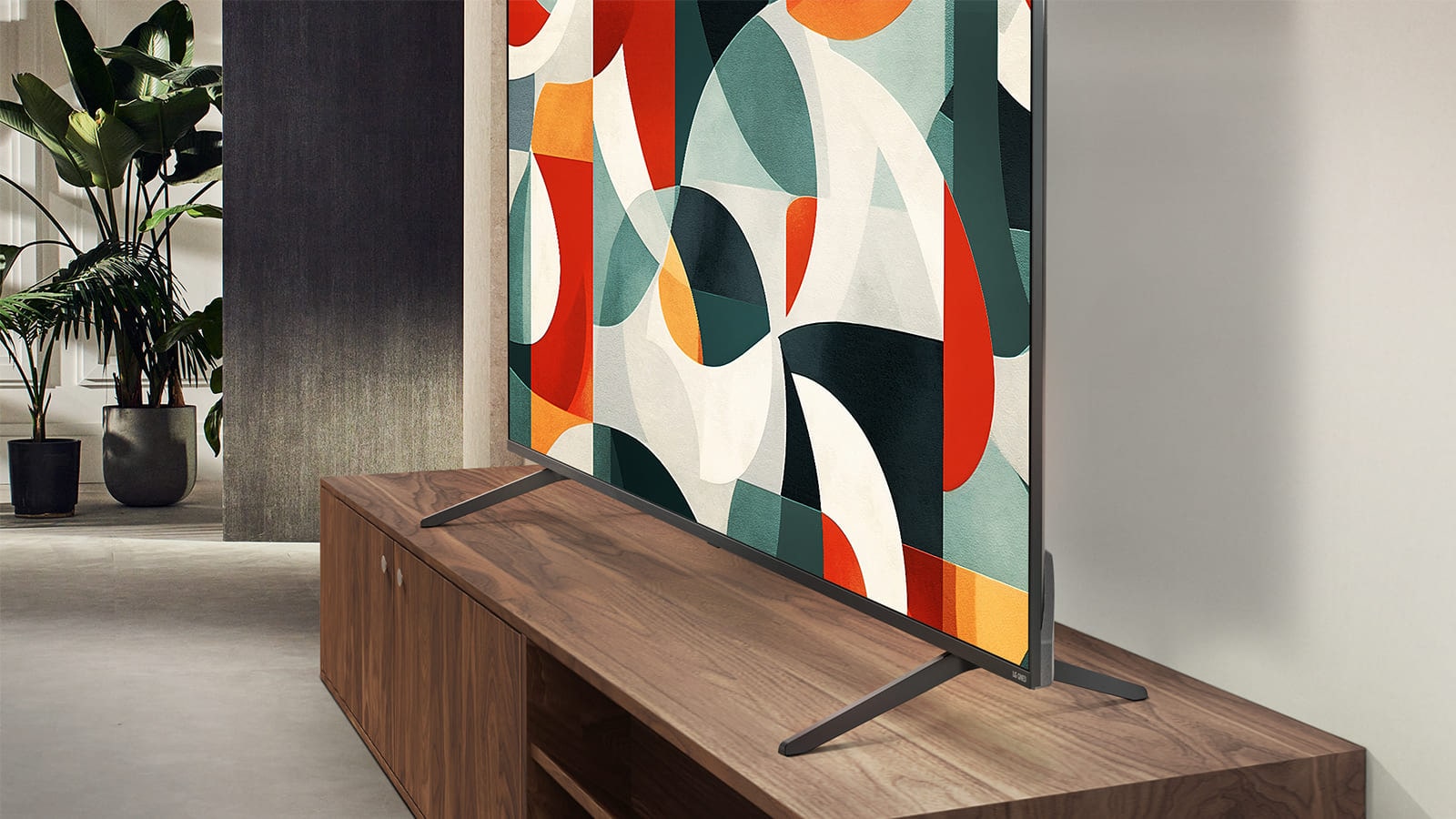 LG QNED TV stoji iznad fioke police za televizor u savremenom životnom prostoru. LG QNED TV prikazuje apstraktnu pozadinu u zelenoj, crvenoj i narandžastoj boji.