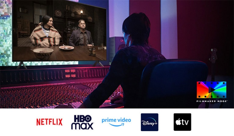 Režiser ispred kontrolne table montira film „Ubistva pod cvetnim mesecom” na LG UHD TV-u. U donjem levom uglu slike nalazi se logotip FILMMAKER MODE™. Ispod slike su logotipi za Netflix, HBOmax, Prime Video, Disney Plus, Apple TV i LG Channels. 