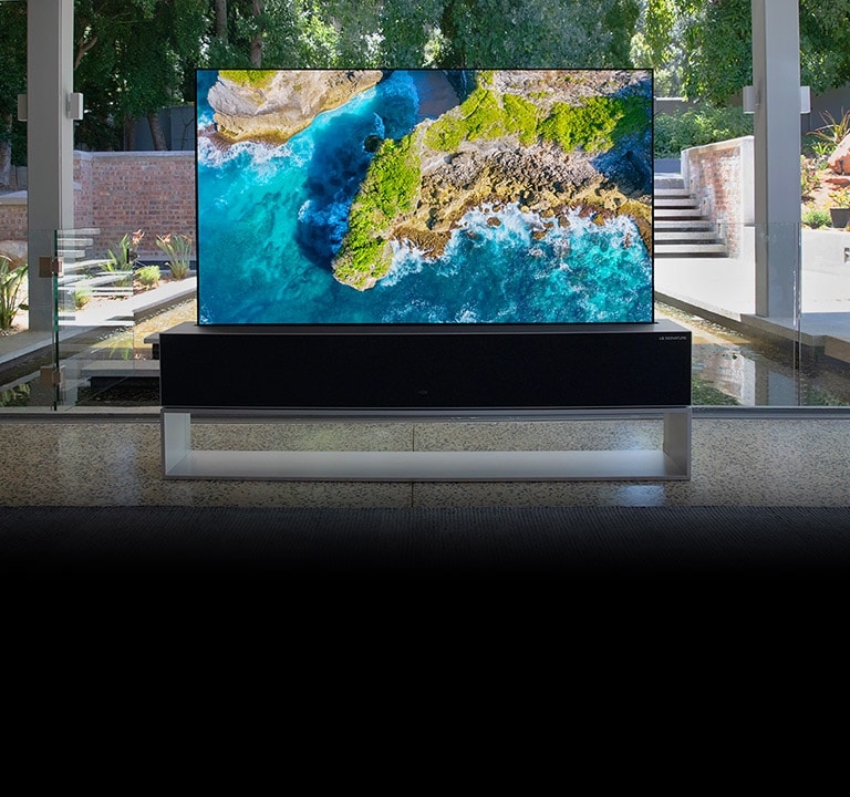 Televizor koji prikazuje prirodu iz vazduha u luksuznom kućnom okruženju