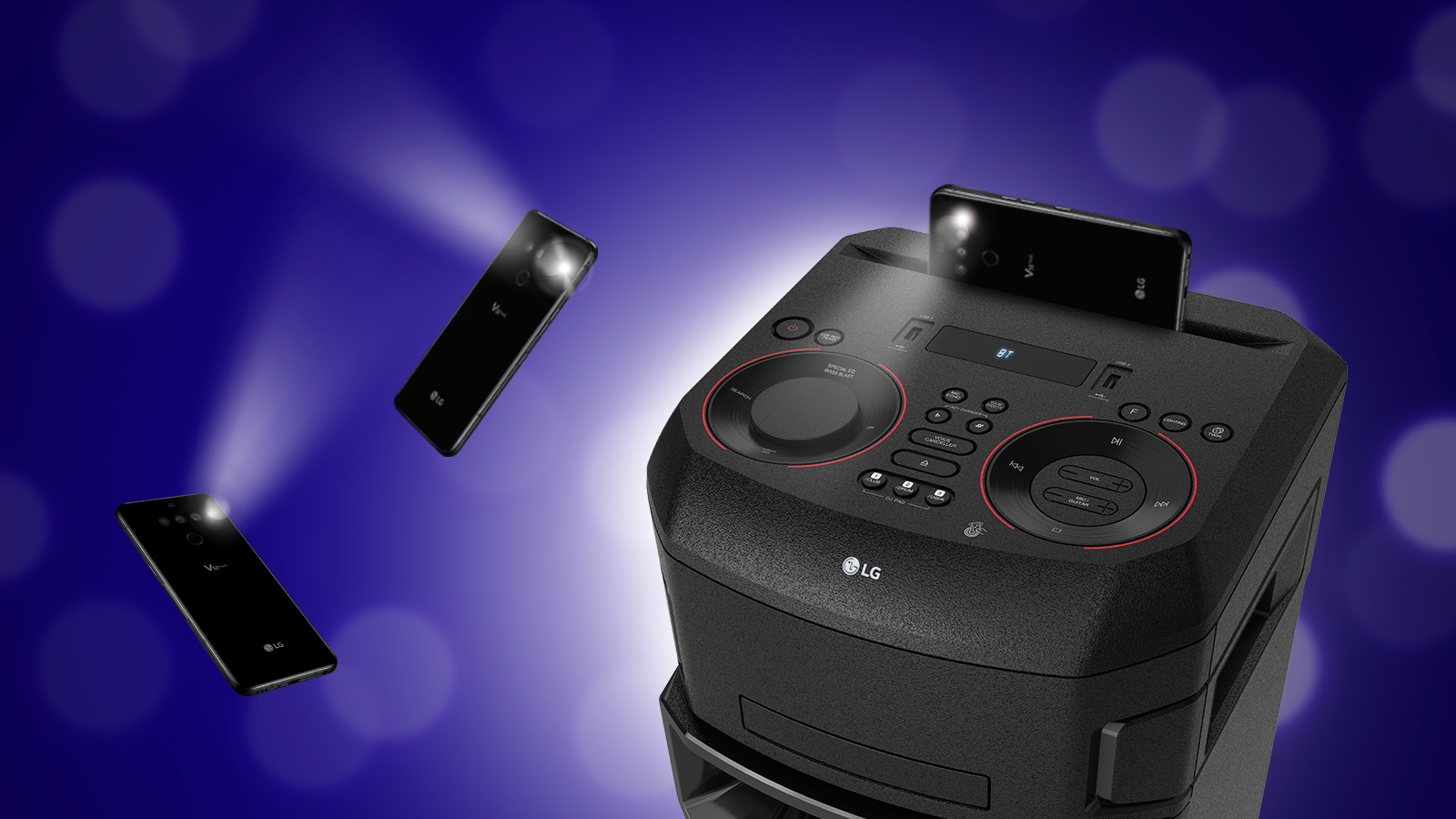 Prikaz gornjeg dela zvučnika LG XBOOM izbliza. Dva pametna telefona koja trepere okružuju ga u vazduhu.