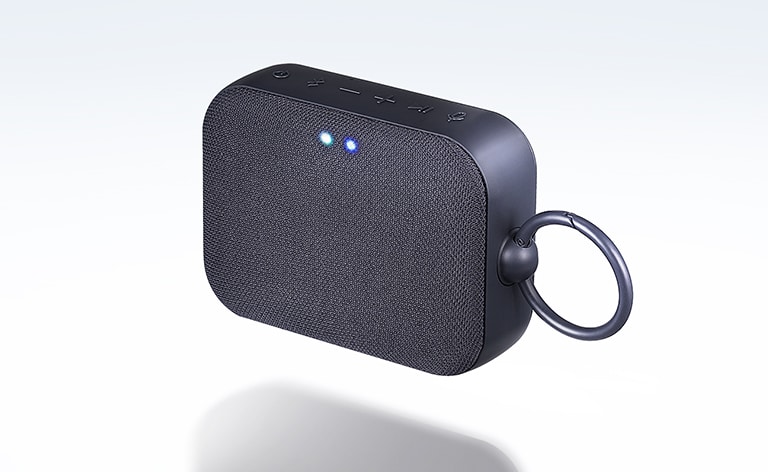 LG XBOOM Go PN1 se naginje nalevo i lebdi u vazduhu.