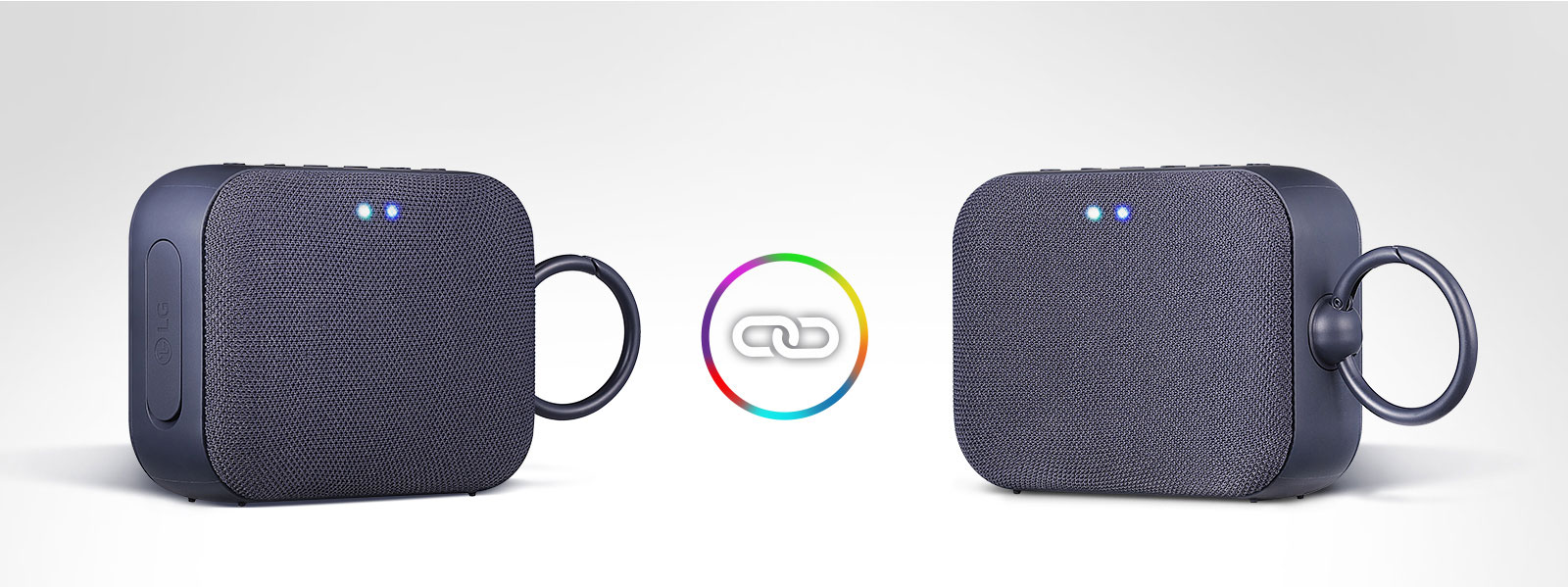 Dva zvučnika PN1, jedan sa leve, a drugi sa desne strane, blago okrenuta jedan prema drugom. Između dva proizvoda PN1 nalazi se logotip u vidu dva kruga ukrštena u sklopu velike duge.