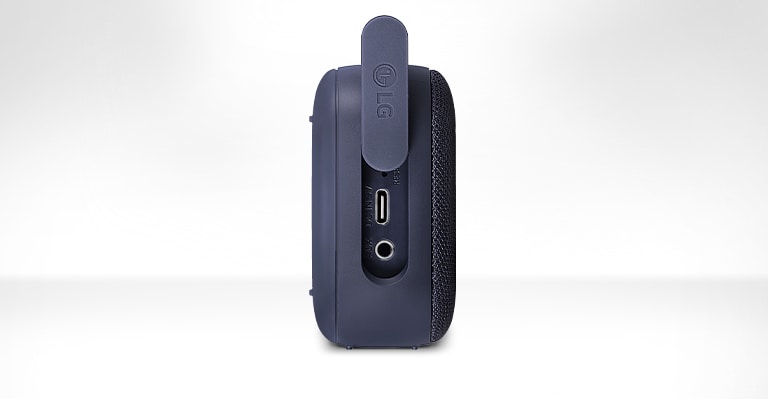 Vertikalni prikaz zvučnika LG XBOOM Go PN1 sa zadnje strane.