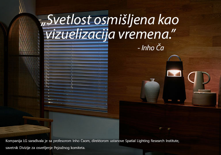 Slika zvučnika XBOOM 360 koji svetli na polici u mračnoj prostoriji. Na slici je priložen moto „svetlost osmišljena kao vizuelizacija vremena”.