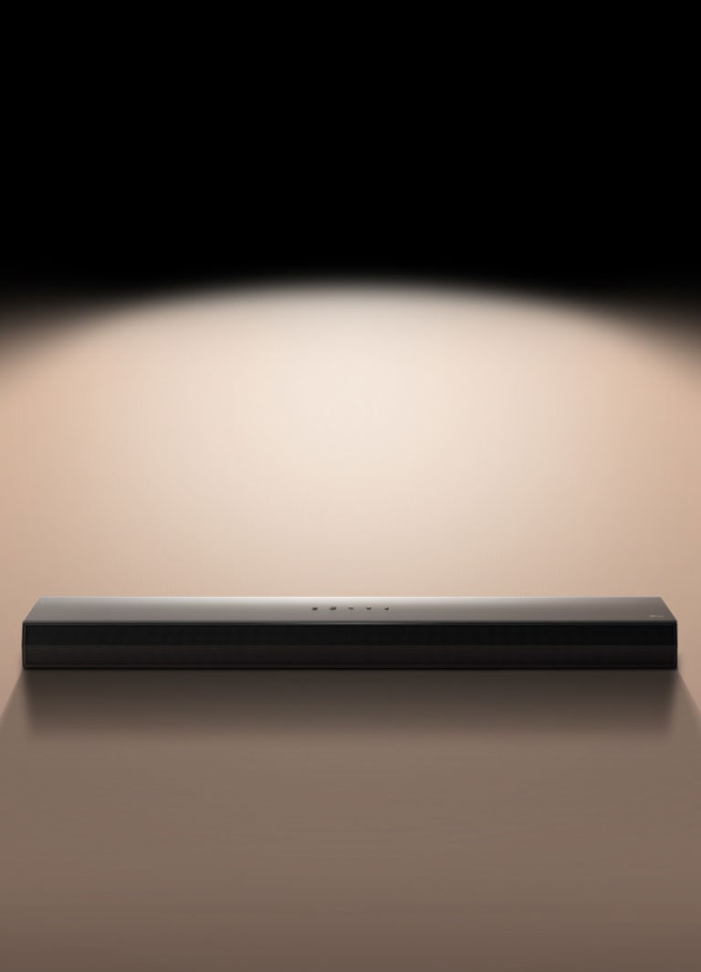 Slika LG Soundbar zvučnika naspram crne pozadine istaknutog svetlom. 
