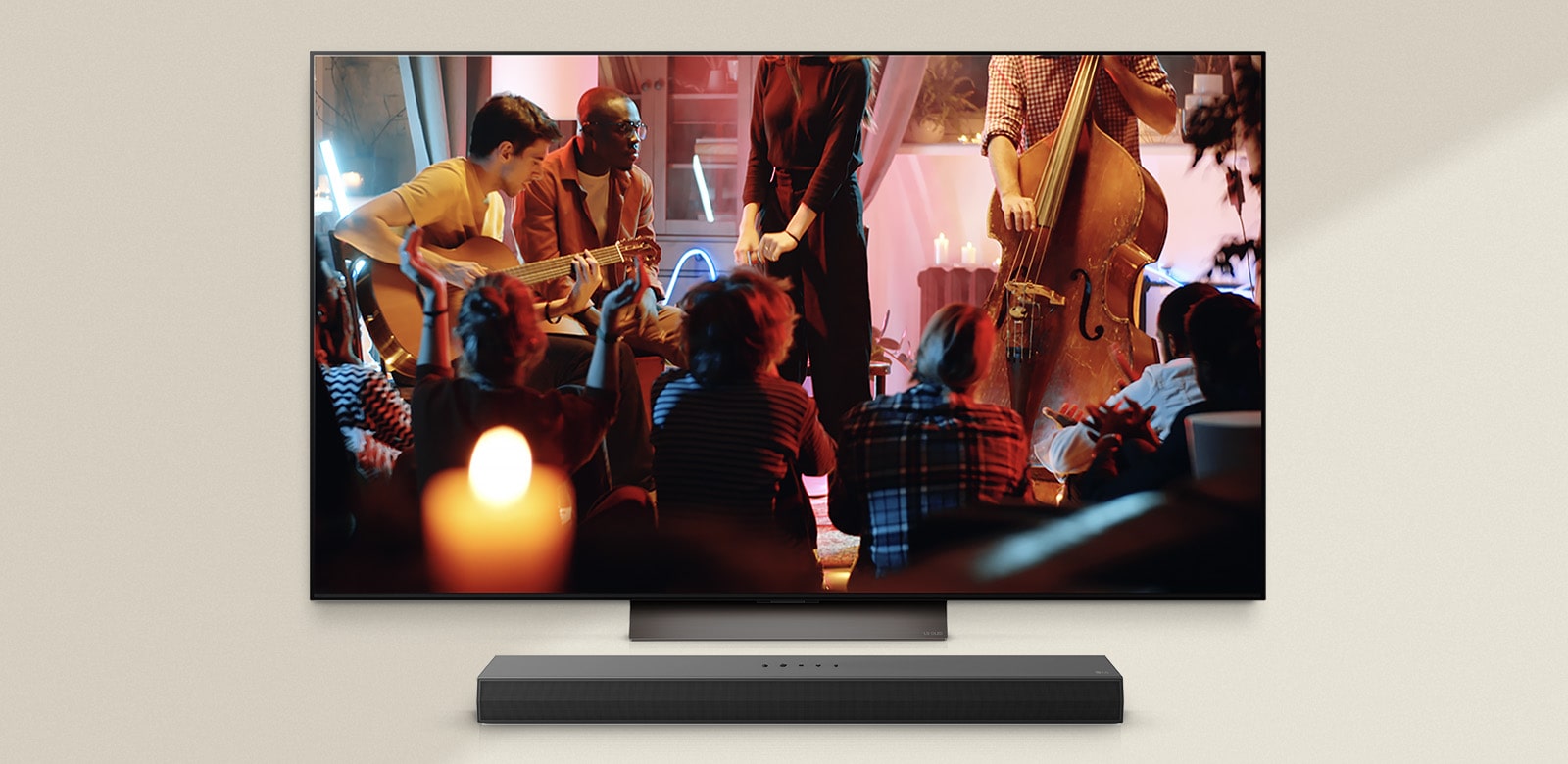 Izvedba prijatnog koncerta na LG TV-u ispod kog je LG Soundbar.
