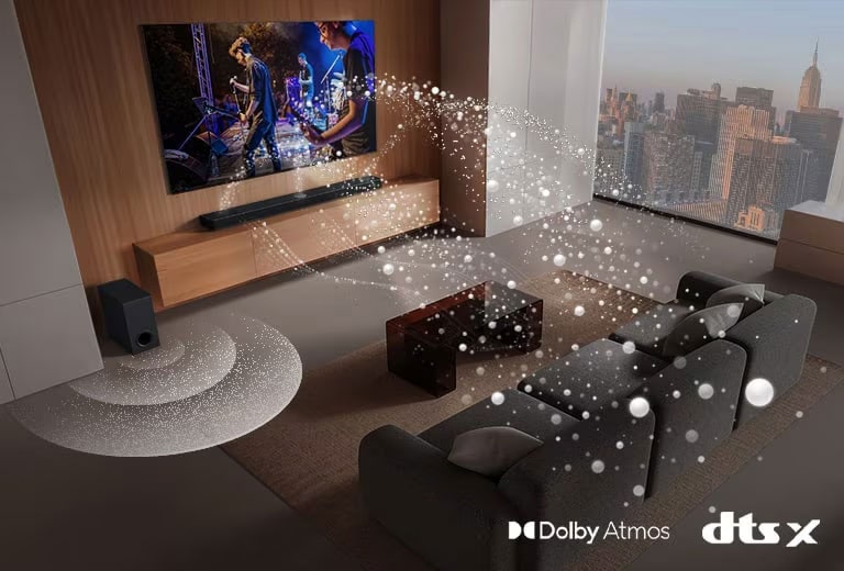 Dnevna soba stana u oblakoderu sa LG Soundbar zvučnikom, LG TV-om i niskotoncem koji emituju muzički nastup. Beli zvučni talasi sačinjeni od kapljica izlaze iz soundbar zvučnika i kreću se oko kauča. Niskotonac stvara zvučni efekat odozdo. Dolby Atmos logo DTS X logo