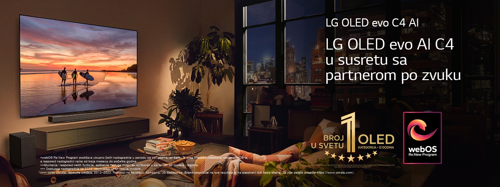 LG OLED evo C4 TV postavljen na zidu udobne dnevne sobe uveče i LG Soundbar postavljen neposredno ispod njega. Na TV-u je prikazana plaža u zalazak sunca sa siluetama tri surfera. Dve žene sede na sofi okrenute i nagnute ka TV-u i Soundbar-u. Na slici su amblem „OLED televizor koji je već 11 godina broj 1 u svetu” i logotip „webOS Re:New Program”. U izjavi o odricanju od odgovornosti piše: „webOS Re:New Program podržava ukupno četiri nadogradnje u periodu od pet godina, pri čemu je prag unapred instalirana verzija webOS-a, a raspored nadogradnji varira od kraja meseca do početka godine.” „Ažuriranja i raspored nekih funkcija, aplikacija i usluga mogu se razlikovati u zavisnosti od modela i regiona.”  „Dostupne nadogradnje za 2023. obuhvataju UHD i novije modele.” „Izvor: Omdia. Isporuke uređaja, 2013–2023. Rezultati ne potiču od kompanije LG Electronics. Svako oslanjanje na ove rezultate je na sopstveni rizik treće strane. Za više detalja posetite https://www.omdia.com/.”
