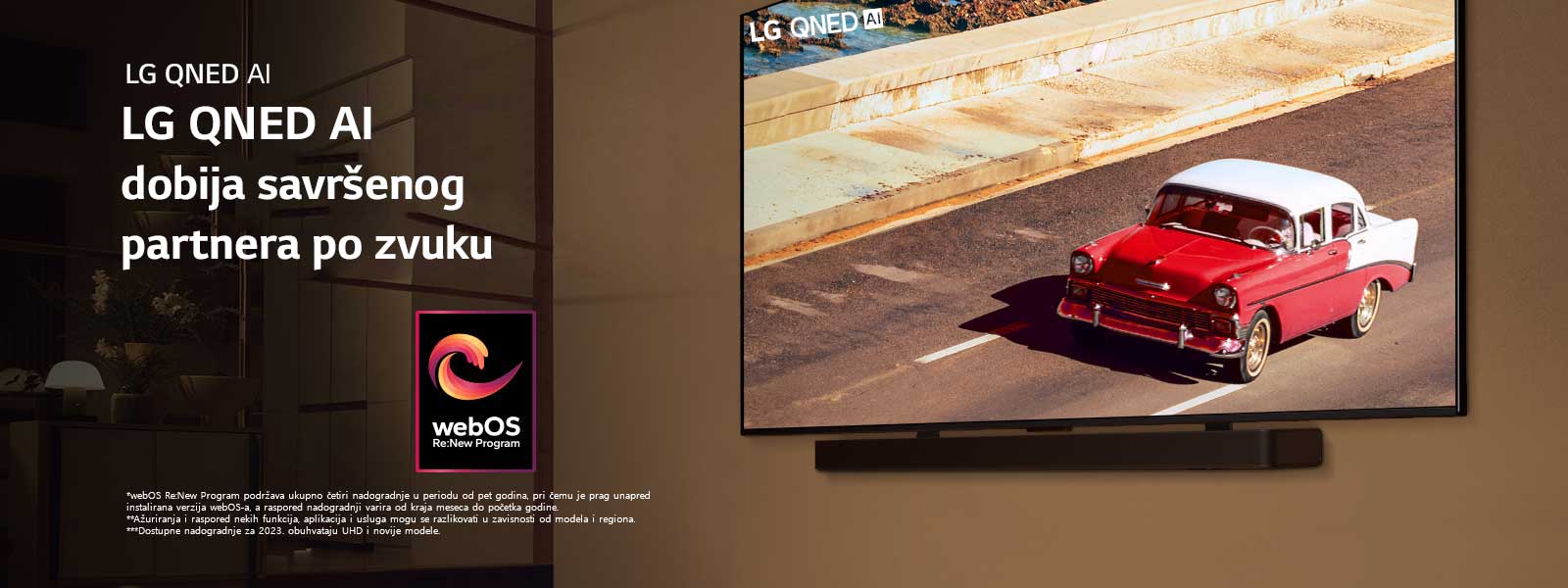 LG QNED TV i Soundbar postavljeni su na zidu u blago osvetljenoj prostoriji. Na TV-u je prikazano crveno vozilo na putu. Na slici je logotip „webOS Re:New Program”. U izjavi o odricanju od odgovornosti piše: „webOS Re:New Program podržava ukupno četiri nadogradnje u periodu od pet godina, pri čemu je prag unapred instalirana verzija webOS-a, a raspored nadogradnji varira od kraja meseca do početka godine.” „Ažuriranja i raspored nekih funkcija, aplikacija i usluga mogu se razlikovati u zavisnosti od modela i regiona.”