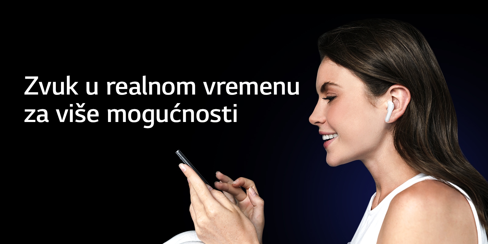 Žena koristi telefon i istovremeno sluša preko slušalica TONE Free.
