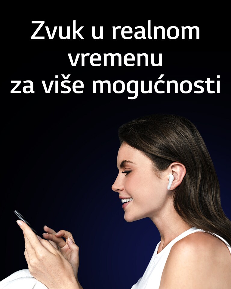 Žena koristi telefon i istovremeno sluša preko slušalica TONE Free.