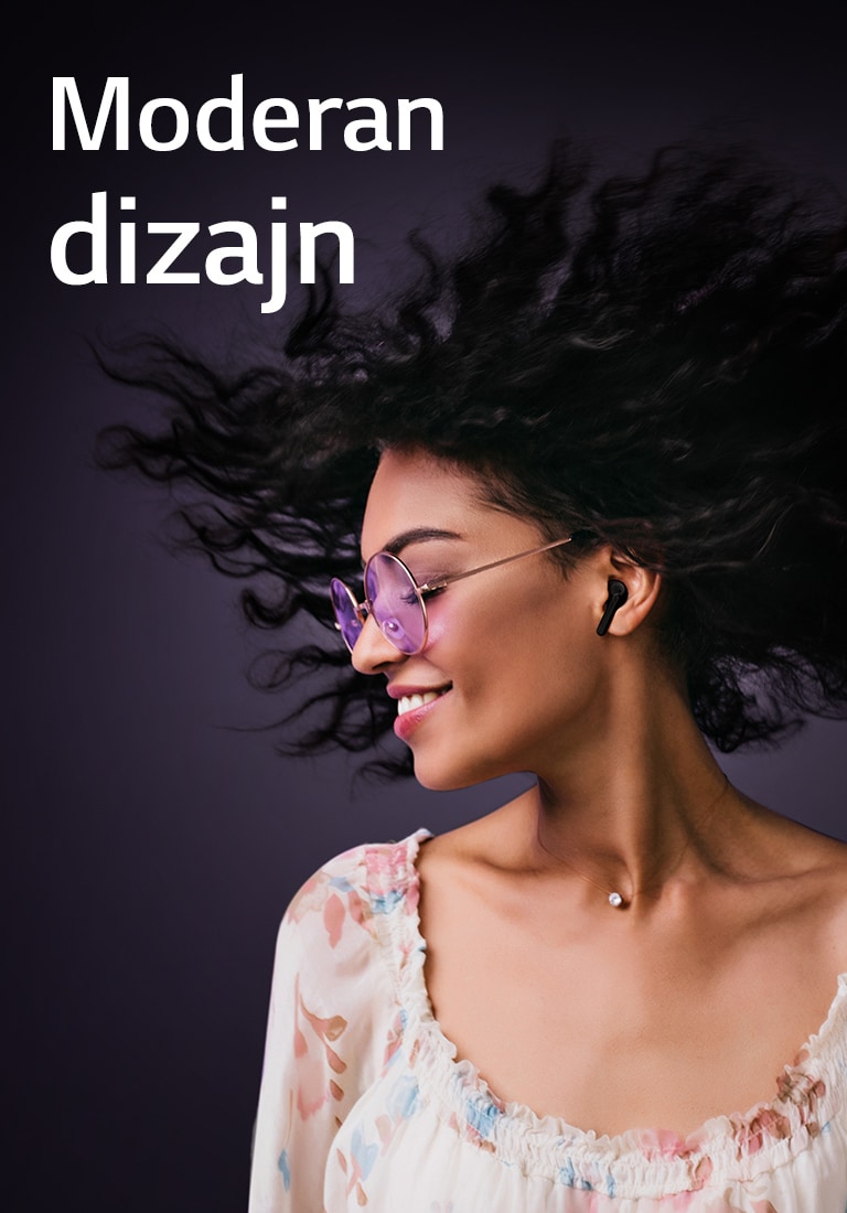 Žena se smeši dok sluša muziku preko TONE Free bubica.