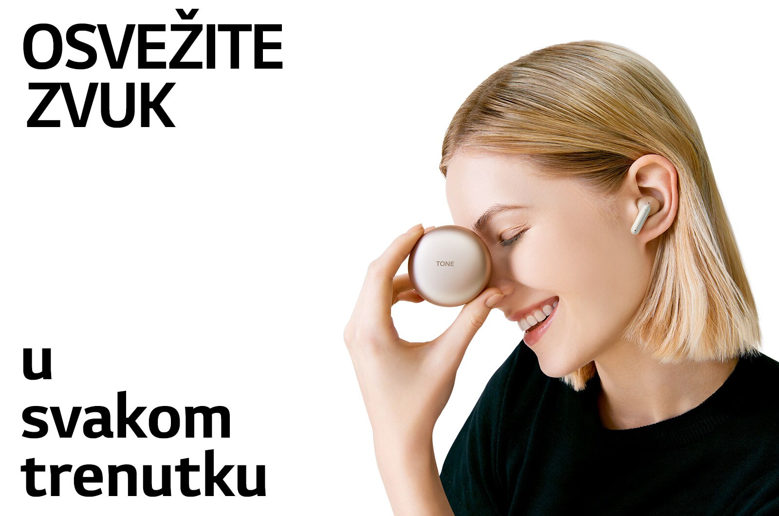 Između rečenica, osvežite svoj zvuk u svakom trenutku. Žena prinosi TONE Free slušalice svome čelu i smeši se kao da je osveženo.