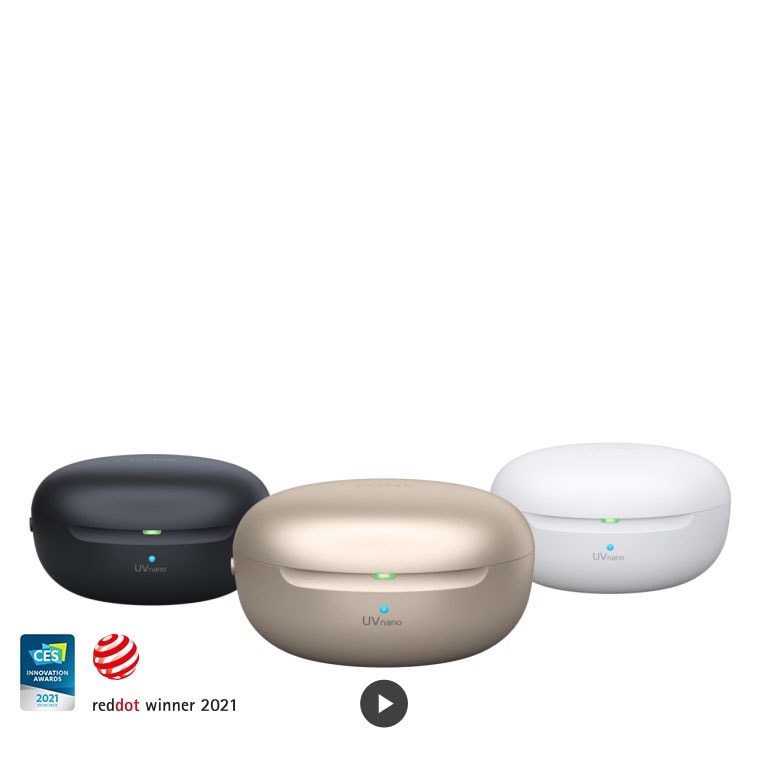 Bočni prikaz žene koja drži slušalice LG TONE Free spram mračne pozadine.