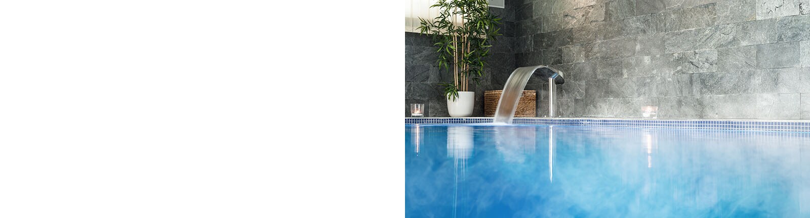 Slika spa prostorije u hotelu ispunjene toplom vodom. 