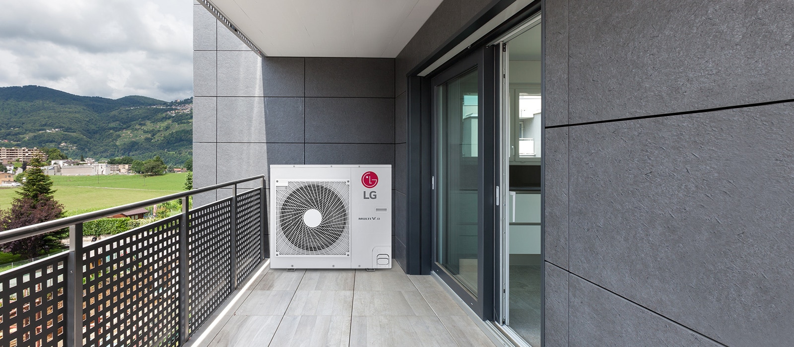 Slika Multi V S postavljenog na terasi na malom prostoru.