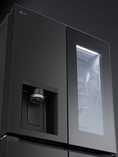Snimak gornjeg dela LG frižidera koji naglašava njegov mat crni nerđajući čelik