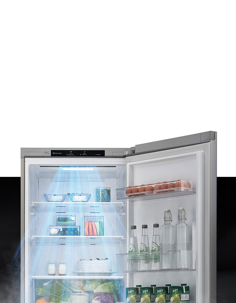 "Gornji deo frižidera vidljiv je sa otvorenim vratima. Unutra su police prepune hrane i pića, hlađene mlazom vazduha odozgo."