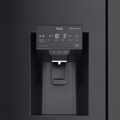 Izbliza snimak dodirnog displeja pročišćivača vode LG frižidera