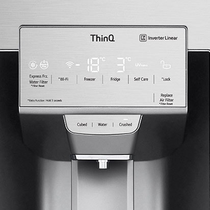 Izbliza snimak dodirnog displeja pročišćivača vode LG frižidera