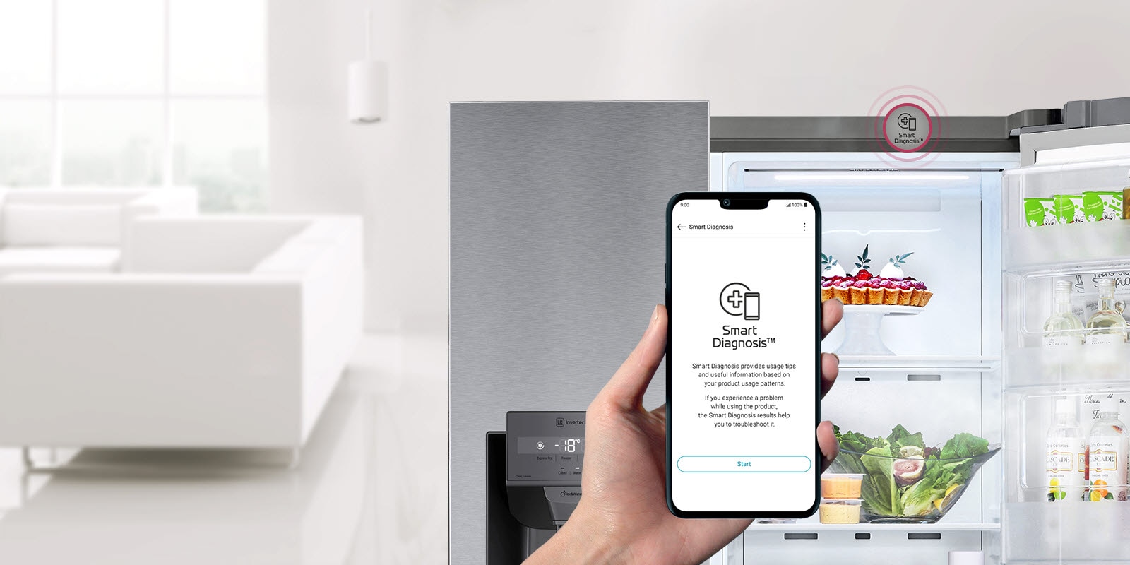 Ruka drži telefon. Ekran telefona prikazuje funkciju Smart Diagnosis aplikacije LG ThinQ. Frižider u pozadini ima jednu stranu otvorenu i prikazuje sadržaj unutra. Iznad frižidera se nalazi ikona Smart Diagnosis.