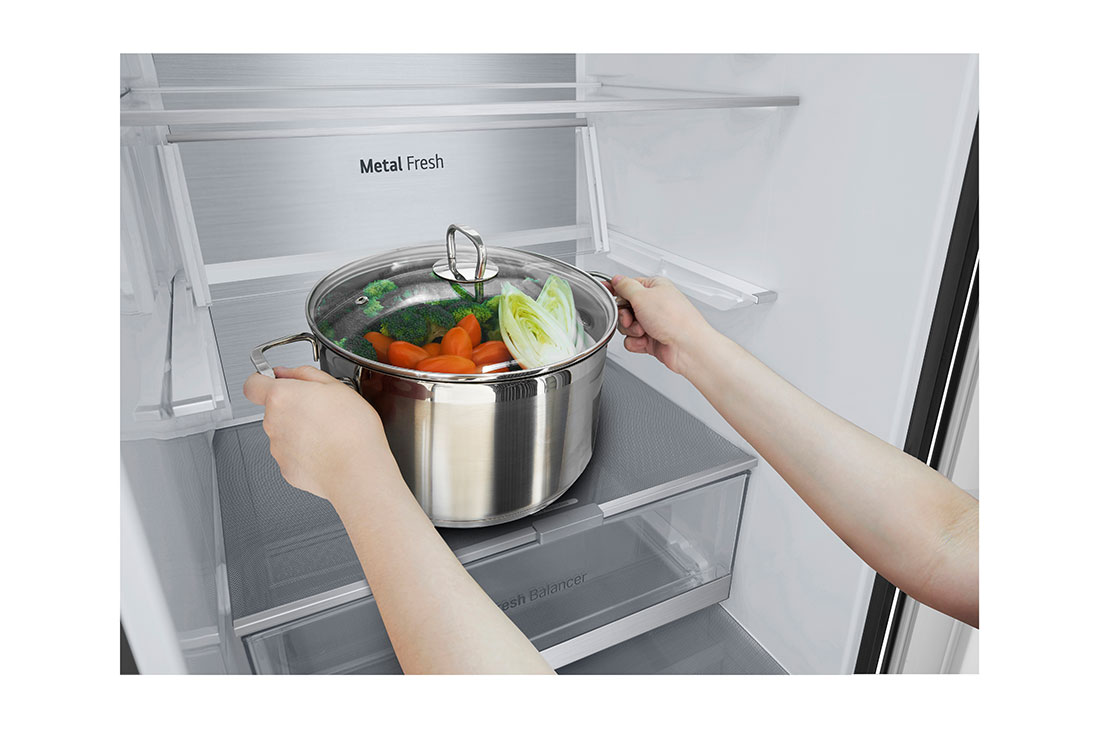 LG Kombinovani frižider sa donjim zamrzivačem, DoorCooling+™ tehnologija, kapacitet 387L, Prednja gornja vrata otvorena sa pogledom na hranu, GBV7280CEV, thumbnail 8