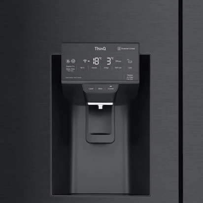 Izbliza snimak dodirnog displeja pročišćivača vode LG frižidera