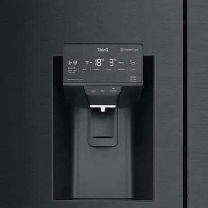 Izbliza snimak dodirnog displeja pročišćivača vode LG frižidera