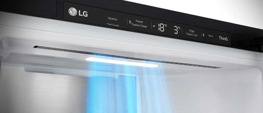 Slika hladnog vazduha koji dolazi iz ventilacionih otvora DoorCooling+ sa vrha frižidera.