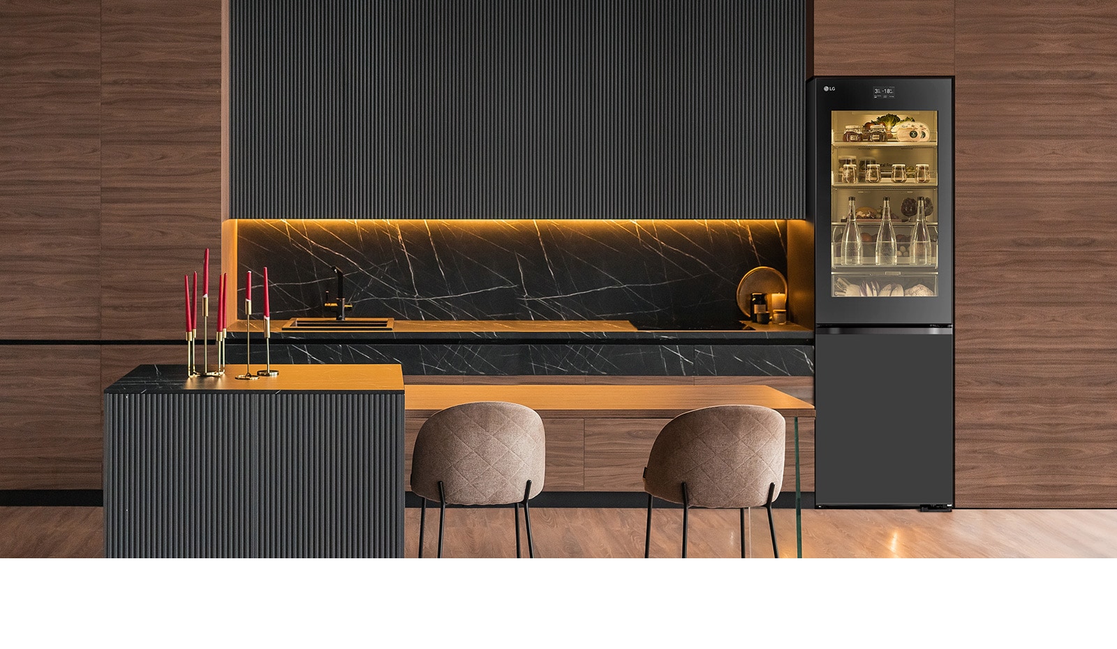 Slika LG InstaView frižidera sa donjim zamrzivačem u skladu sa enterijerom moderne kuhinje.