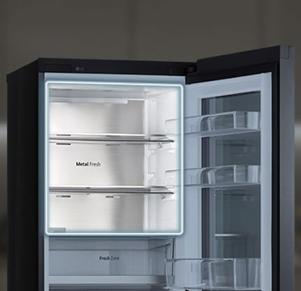 Metalna sveža površina unutar frižidera.