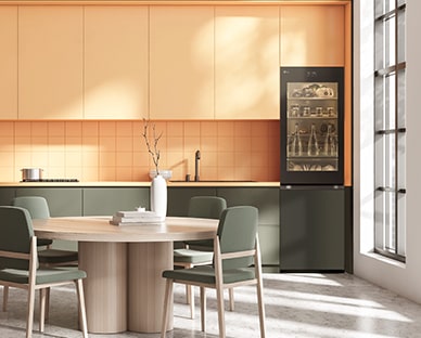 Slika LG InstaView frižidera sa donjim zamrzivačem smeštenim u kuhinji žute boje.